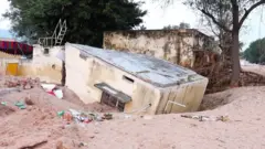 తొగరుపేటలో వరద ఉద్ధృతికి ధ్వంసమైన భవనాలు