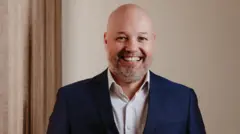 Ligocki tem 52 anos e já passou por três transições de carreira