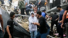 দক্ষিণ গাজায় এক বাড়িতে ইসরায়েলিদের বিমান হামলার পর