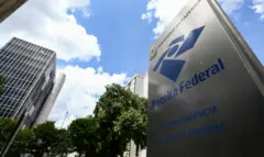 Totem com logotipo da Receita Federal