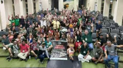 Grupo de pessoas reunidas em sala de reuniões e que representam o Coletivo do Pirarucu