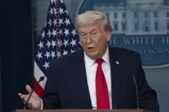 Trump gesticulando na Casa Branca