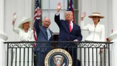 Король Карл III и королева Камилла стоят рядом с президентом США Дональдом Трампом и его супругой, первой леди Меланией Трамп на церемонии приветствия на Южной лужайке Белого дома в Вашингтоне, округ Колумбия, во второй день государственного визита в США. 28 апреля 2026 года.