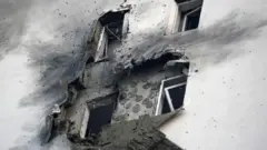 Janelas de prédio danificadas na Rússia