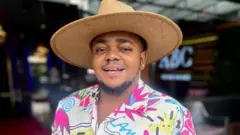 Foto Odira Nwobu onye na-eme ejije nwụrụ na mba Saụt Afrịka