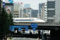 Un tren bala japonés entrando a Tokio