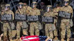 Miembros de la Guardia Nacional de California desplegados frente a manifestantes el 9 de junio.