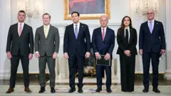 советник Госдепартамента Майкл Нидхэм, спецпосланник США в ООН Майк Уолтц, Госсекретарь Марко Рубио, посол США в Ливане Мишель Исса, посол Ливана в США Нада Хамаде Моавад и посол Израиля в США Йехиэль Лейтер