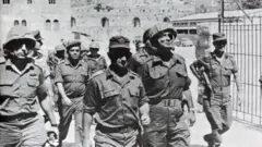 Comandantes militares israelenses chegam a Jerusalém Oriental durante a Guerra dos Seis Dias em 19677