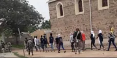 መንእሰያት ካብ ውሽጢ 'ቲ ቤተክርስትያን ተገፊፎም እናተወስዱ