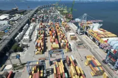 Contêineres no Porto do Rio de Janeiro aguardando navios para exportar mercadorias