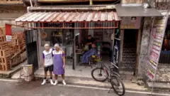 Ronald e o pai, Jessé, atuam no comércio do açaí no Jurunas, em Belém
