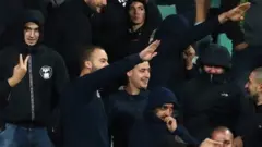 Aficionados hacen un saludo nazi en el estadio