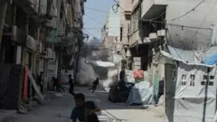 نزوحٌ جماعيٌّ عقب قصف مدينة غزة، في 30 مايو/أيار 2025. قصفت القوات الإسرائيلية مباني اليازي السكنية والمحلات التجارية بالقرب من مسجد قشقر في البلدة القديمة بغزة. قُتل ما لا يقل عن 34 فلسطينيًا وجُرح آخرون في غارات جوية إسرائيلية على قطاع غزة، مع استمرار تدهور الوضع الإنساني