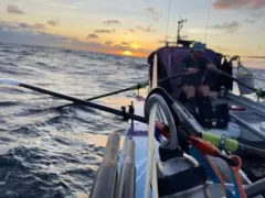 Um pôr do sol visto do barco