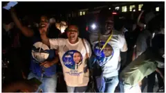 Awọn ọmọ ẹgbẹ UDC to n yọ ayọ aṣeyọri ẹgbẹ wọn.