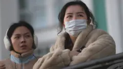 वुहान में लोग