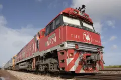 د نړۍ یو له تر ټولو په زړه پورې سفرونو ، د افسانوي ریل ګاډي "ګان" (The Ghan) په وسیله ترسره کېږي. دا تاریخي افسانه په دې وروستیو کې له الیس سپرینګز څخه تر ډاروین پورې د لارې په غځولو سره یو ځل بیا ژوندۍ شوې ده. له ۷۰ کلونو انتظار وروسته، دا خوب په حقیقت بدل شو.