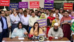 বিভিন্ন পর্যায়ের কর্মকর্তা-কর্মচারীদের বিক্ষোভের মতো কর্মসূচিতে সরকার কিছুটা চাপের মুখে পড়েছে কি না- তা নিয়ে প্রশ্ন উঠছে