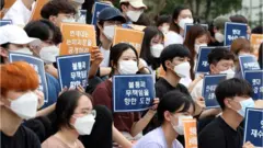 18일 오후 서울 서대문구 연세대학교 학생회관 앞에서 총학생회 학생들이 손팻말을 들고 등록금 반환과 학기말고사 성적부여 완화를 요구하고 있다