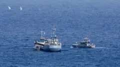 Meli ya mizigo inayosafirisha misaada ya kibinadamu hadi Gaza, ikiandamana na meli kutoka kwa polisi wa bandari na polisi wa baharini wa Cyprus, kama ilivyoonekana kutoka Larnaca, Cyprus, Machi 30, 2024.