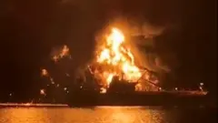 Imagen de los buques iraquíes en llamas