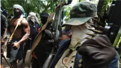 Jaguda pipo wey carry gun inside bush