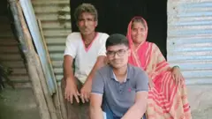 भिकन त्यांच्या आई-वडिलांसोबत (जुना फोटो)