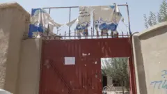 تصویری از دروازه ورودی مکتب «شمع هدایت»