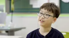 서울에서 나고 자란 12살 초등학생 시후는 올해 초 시골의 작은 학교로 전학왔다