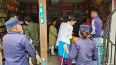 दाङमा खाद्य अनुगमन गर्दै अधिकारीहरू 