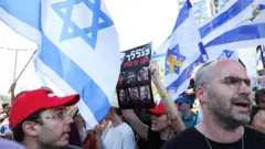 Manifestantes protestambulls bet partnersTel Aviv nesta segunda (02/09) contra condução das negociações com o Hamas pelo governo Benjamin Netanyahu