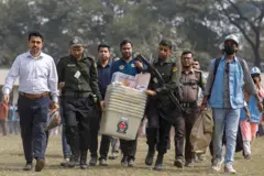 ভোটের সরঞ্জাম পাঠানো হচ্ছে কেন্দ্রে কেন্দ্রে 