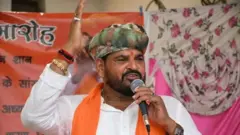 سينغ يتحدث في الميكروفون