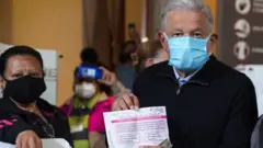 AMLO votando