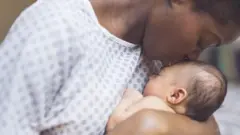 Umugore urimo gusoma akana kakivuka