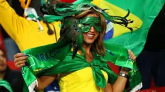 Torcedora durante jogo da seleção brasileira de futebol 