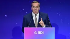Министр обороны Германии Борис Писториус выступает перед гостями на Космическом конгрессе BDI 2025 25 сентября 2025 года в Берлине, Германия.