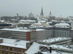 Edifícios em Talin ligeiramente cobertos de neve