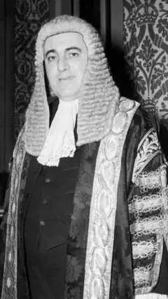 David Maxwell Fyfe em traje judicial, em foto de outubro de 1954