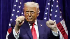 Donald Trump fazendo gesto de comemoração com as mãos