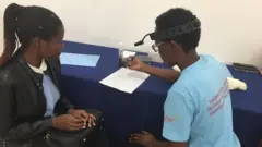 Dr Kaitesi Batamuriza (iburyo) wo ku bitaro bya Kibagabaga i Kigali asuzuma umurwayi