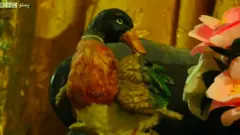 په نیمروز ولایت کې یو هنرمن له یوځل لګښتي او ضایع شویو توکو هنري اثار او مجسمې جوړوي.