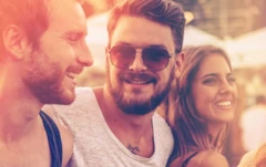 รูปชายมีเคราควงแฟนชายหญิง