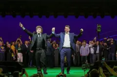 Javier Milei durante confirmação da candidatura de Flávio Bolsonaro