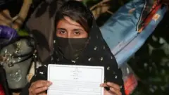 Nasdana anaripoti kuwa maafisa wa mahakama wa Taliban hawakumsikiliza, wakisema hapaswi kufika mahakamani kwa sababu ni 'mwanamke'.