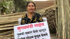 न्याय मागण्यासाठी निघालेलं कुटुंब.