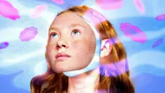 Une fille aux cheveux roux regarde vers le haut. Autour d'elle, des motifs bleus et violets. L'espace entre son visage et la racine de ses cheveux révèle un espace holographique à l'intérieur de sa tête.