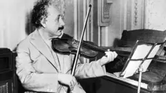 Albert Einstein tocando el violín