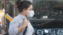 మాస్కు ధరించిన యువతి